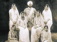 365 राण्या असलेले 'शौकीन' महाराज अन् कंदीलाच्या प्रकाशातील त्यांच्या 'रात्रीचं राज' - Marathi News | 365 queens used to spend nights like this with the Maharaja Bhupinder Singh api | Latest jarahatke Photos at Lokmat.com