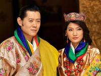 ७ वर्षांच्या मुलीने प्रपोज केले, त्यांनी १४ वर्षानंतर तिच्यासोबत लग्न केले; भूतानच्या राजाची अजब प्रेम कहानी - Marathi News | A 7-year-old girl proposed, he married her after 14 years; The strange love story of the King of Bhutan | Latest international Photos at Lokmat.com