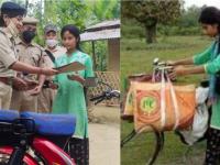 लॉकडाउन में घरवालों का पेट भरने के लिए साइकिल पर सब्जी बेच रही थी लड़की, पुलिस ने गिफ्ट की मोपेड, देखें वायरल तस्वीरें - | Coronavirus: Police gifted a TVS moped to Janmoni Gogoi who sells vegetables on a bicycle | Latest weird Photos at Lokmatnews.in