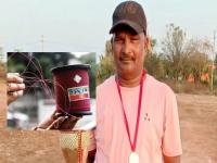 मकरसंक्रांतीच्या दिवशीच दुर्दैवी घटना; चायनीज मांजाने गळा कापल्याने दुचाकीस्वाराचा जागीच मृत्यू - Marathi News | Makar Sankranti: Unfortunate incident on the day of Makar Sankranti; Biker dies after being slit by Chinese manja | Latest national News at Lokmat.com