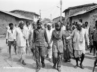 अल्पवयीन प्रियकर-प्रेयसीला पकडलं, अमानुषपणे केस कापले अन् संपूर्ण गावातून धिंड काढून लावलं लग्न! - Marathi News | They caught a young lover, cut his hair inhumanly, and arranged a wedding in the entire village! | Latest crime News at Lokmat.com