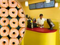 वडिलांचं रिकामं दुकान पाहून मुलानं केलं हे काम, काही मिनिटांतच लागली रांग - Marathi News | son tweet about photo of sad dad new donut shop has no customers gets sweet reaction on twitter | Latest social-viral Photos at Lokmat.com