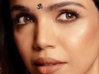 Navratri 2025 Fashion : गरब्यात सगळ्यांची नजर फक्त तुमच्यावर! पाहा ५ सुंदर ट्रेंडी बिंदी डिझाईन्स - Marathi News | Navratri 2025 fashion Check Out 5 Stunning & Trendy Bindi Designs Navratri bindi designs latest bindi styles for Garba night | Latest sakhi Photos at Lokmat.com