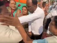 छ. संभाजीनगर भाजपत अराजकता! वाद शांत करण्यास गेलेल्या कार्यकर्त्यास महिलांनी झोडपले - Marathi News | Chaos in BJP's Sambhajinagar! Women activists beat up a worker who went to calm the atmosphere | Latest chhatrapati-sambhajinagar News at Lokmat.com