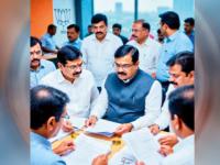 मुदत संपण्याच्या अर्धा तास आधी भाजप देणार बी फॉर्म, बंडखोरी टाळण्यासाठी उपाय, यादी नाहीच; तगड्या उमेदवारांपुढे संकट  - Marathi News | BJP will give B form half an hour before the deadline, measures to prevent rebellion, no list; Crisis ahead for strong candidates | Latest mumbai News at Lokmat.com