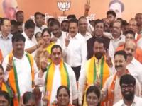 धक्कातंत्र! कार्यालयाबाहेर निष्ठावंतांची घोषणाबाजी; आतमध्ये ५ बड्या नेत्यांचा भाजपात प्रवेश - Marathi News | Dinkar Patil, Vinayak Pandey, Yatin Wagh, Nitin Bhosale, and Shahu Khaire from Nashik joined the BJP in the presence of Girish Mahajan | Latest nashik News at Lokmat.com