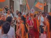 Video: मुंबईत महायुतीत तणाव! "५० खोके एकदम ओके..." भाजपा कार्यकर्त्यांनीच शिंदेसेनेला डिवचले - Marathi News | Video - Tension in the Mahayuti in Mumbai! BJP and Eknath Shinde's supporters clashed in a ward in Mumbai | Latest mumbai News at Lokmat.com