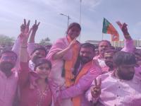 नगराध्यक्ष एकाचा, बहुमत दुसऱ्याचे! जनतेतून निवडीमुळे नगर परिषदांत 'पॉवर गेम' रंगणार; ५ वर्षे संघर्षाची ठिणगी? - Marathi News | Maharashtra Nagar Parishad Election Results: Mayor belongs to one, majority to another; Problems will arise during administration; Will have to see another five-year struggle | Latest maharashtra News at Lokmat.com नगराध्यक्ष एकाचा, बहुमत दुसऱ्याचे! जनतेतून निवडीमुळे नगर परिषदांत 'पॉवर गेम' रंगणार; ५ वर्षे संघर्षाची ठिणगी? - Marathi News | Maharashtra Nagar Parishad Election Results: Mayor belongs to one, majority to another; Problems will arise during administration; Will have to see another five-year struggle | Latest maharashtra News at Lokmat.com