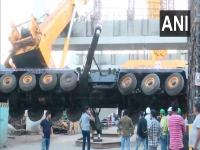 बीकेसीत मेट्रोचा बीम कोसळला! क्रेन उलटल्याने मोठा अपघात; कुर्ला-वेस्टर्न एक्सप्रेस हायवेवरील वाहतूक विस्कळीत - Marathi News | Metro beam collapses in BKC Major accident as crane overturns Traffic disrupted on Kurla Western Express Highway | Latest mumbai News at Lokmat.com बीकेसीत मेट्रोचा बीम कोसळला! क्रेन उलटल्याने मोठा अपघात; कुर्ला-वेस्टर्न एक्सप्रेस हायवेवरील वाहतूक विस्कळीत - Marathi News | Metro beam collapses in BKC Major accident as crane overturns Traffic disrupted on Kurla Western Express Highway | Latest mumbai News at Lokmat.com