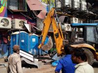 महापालिकेची कमला मिल कंपाऊंडमधील दुर्घटनेनंतर अनधिकृत बांधकामांवर कारवाई - Marathi News | Action taken on unauthorized construction of Municipal Corporation Kamala Mill Compound | Latest mumbai Photos at Lokmat.com