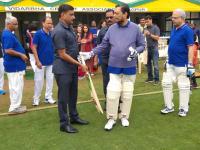 ...जेव्हा सरन्यायाधीश शरद बोबडे क्रिकेट खेळतात - Marathi News | ... when Chief Justice Sharad Bobde plays cricket | Latest nagpur Photos at Lokmat.com