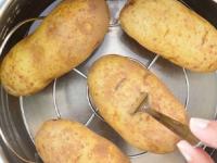 बटाटे उकडताना फुटतात, लगदा होतो? ८ टिप्स - बटाटे उकडण्याची परफेक्ट पद्धत, काम होईल झटपट... - Marathi News | Tips & Tricks How To Prevent Potatoes From Falling Apart While Boiling Know 7 Useful Hacks How to Keep Potatoes from Falling Apart While Boiling Potatoes Boiling 7 Useful Kitchen Tips | Latest sakhi Photos at Lokmat.com