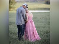 कॅन्सरग्रस्त पत्नीसोबत पतीचं खास फोटोशूट पाहून तुम्हाला त्यांचं कौतुकही वाटेल आणि व्हाल भावूक! - Marathi News | This breast cancer couple fight Photoshoot making people emotional | Latest social-viral Photos at Lokmat.com