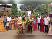 ना कार, ना हॅलिकॅप्टर, पर्यावरण संरक्षणाचा संदेश देण्यासाठी वधु आली बैलगाडीतून... - Marathi News | bullock cart bidai of bride from father to give message of environment consevation | Latest jarahatke Photos at Lokmat.com