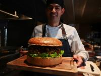 जगातला सर्वात महाग बर्गर, किंमत 63 हजार रुपये - Marathi News | The world's most expensive burger, cost 63 thousand rupees | Latest food Photos at Lokmat.com