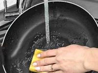 २ मिनिटांत तव्यावरचे काळे डाग- चिकटपणा कमी करण्याचा घरगुती उपाय- तवा दिसेल नवाकोरा - Marathi News | How to clean burnt tawa at Home Remove black stains from iron tawa Kitchen cleaning hacks for oily pans Non-stick tawa cleaning tips | Latest sakhi Photos at Lokmat.com