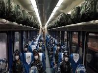 Ladakh Standoff: चीनची पुन्हा कुरघोडी; भारतीय सीमेजवळ काही तासांतच हजारो सैनिकांना केले तैनात - Marathi News | China Thousands of troops were deployed near the Indian border in a matter of hours | Latest international Photos at Lokmat.com