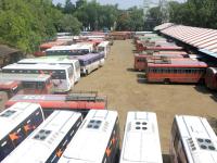 शहरासह लांब पल्ल्याची बससेवा ठप्प; ऐन दिवाळीत नागरिकांचे हाल - Marathi News | Long distance bus service with city jam; Citizens of Diwali in Ain Diwali | Latest nashik Photos at Lokmat.com