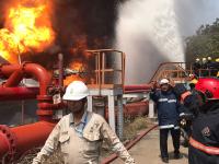 मुंबईजवळच्या बूचर बेटावरील अग्नितांडव 40 तासांनंतर शमलं - Marathi News | Agnianthandov on Bucharest Island near Mumbai shamla after 40 hours | Latest mumbai Photos at Lokmat.com