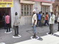 CoronaVirus News : बापरे! 6 फुटापर्यंतच्या सोशल डिस्टन्सिंगमध्येही कोरोनाचा धोका; इतकं ठेवा अंतर - Marathi News | CoronaVirus Marathi News 6 foot social distance rule insufficient corona SSS | Latest international Photos at Lokmat.com