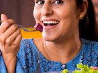 ऐन थंडीतही त्वचा ग्लोईंग दिसावी तर आहारात हव्यातच ६ गोष्टी; कोरडेपणा होईल दूर - Marathi News | Skin Care Tips In Winter Diet Tips for Glowing Skin : Include 6 things in your diet to make your skin look glowing even in cold weather; Dryness will be removed | Latest sakhi Photos at Lokmat.com