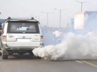 झुक झुक झुक झुक... कार निघाली, धुराच्या रेषा हवेत काढी! पेट्रोल पंप, इंजिन, या बाबी कारणीभूत असतात... - Marathi News | Zuk Zuk Zuk Zuk... The car started, smoke lines in the air! Petrol pump, engine, these factors are responsible for... | Latest auto Photos at Lokmat.com