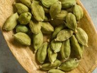 एकदा करून बघाच! वजन कमी होईल अन् केस गळणंही थांबेल... इवल्याशा वेलचीचे मोठे फायदे - Marathi News | benefits of chewing cardamom at night | Latest sakhi Photos at Lokmat.com