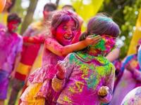 Holi 2019 : होळीच्या रंगात रंगताना मुलांच्या सुरक्षेकडे असं द्या लक्ष - Marathi News | Holi 2019 tips for take care of children in holi | Latest relationship Photos at Lokmat.com