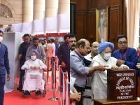 Dr. Manmohansingh: डॉ. मनमोहनसिंगांना मतदान करताना पाहून हळहळ, नेटीझन्सचा सलाम - Marathi News | Dr. Manmohansingh: salute after seeing Dr. Manmohan Singh voting for president election for congress | Latest national Photos at Lokmat.com