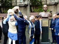 Devendra Fadanvis: 'लोकशाहीर अण्णाभाऊ हे विद्यापीठ होते', रशियात पुतळ्याचे अनावरण - Marathi News | Devendra Fadanvis: 'Lokshahir Annabhau sathe was a university', unveils statue in Russia by Devendra Fadanvis | Latest international Photos at Lokmat.com