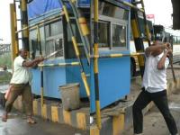 भिंवडीतील मनसे कार्यकर्त्यांनी टोलनाका फोडला, फोटो व्हायरल - Marathi News | MNS activists blow up Tolanaka in Bhinwadi, photo goes viral | Latest thane Photos at Lokmat.com