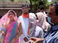 कोरोना टेस्ट का करत नाहीत?, डॉक्टरच्या उत्तराने खासदार अवाक - Marathi News | Why don't you do corona test ?, MP ranjit koli was surprised by the answer of the health officer in madhya pradesh | Latest national Photos at Lokmat.com