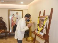 सावरकरांची प्रखर राष्ट्रभक्ती प्रेरदणादायी, मुख्यमंत्र्यांसह दिग्गजांनी वाहिली आदरांजली - Marathi News | Savarkar's intense patriotism inspiring, veterans pay homage to CM uddhv thackeray | Latest mumbai Photos at Lokmat.com