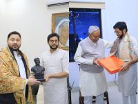 Aditya Thackeray: नितीशकुमारांसोबत आजोबांच्या आठवणी, तेजस्वींना भेट दिली छत्रपतींची मूर्ती - Marathi News | balasaheb thackeray's memories with Nitishkumar, Tejaswi gifted Chhatrapati's idol by aditya Thackeray | Latest national Photos at Lokmat.com