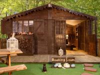 असावा सुंदर चॉकलेटचा बंगला! हे आहे चॉकलेटपासून बनवलेले घर - Marathi News | Beautiful chocolate bungalow! | Latest jarahatke Photos at Lokmat.com