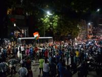 पाकिस्तानवरील दणदणीत विजयानंतरच्या जल्लोषाला लाठीचार्जचं गालबोट - Marathi News | stick charge against youth for celebration after tremendous victory on pakistan | Latest pune Photos at Lokmat.com