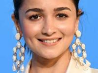 ऑफिसला जाताना करा दीपिका पादूकोण - आलिया भटसारखा आय मेकअप झटपट, काजळ- आयलायनरचा जमाना गेला... - Marathi News | celebrity eye makeup tips for perfect winter office look winter office eye makeup tips celebrity inspired office makeup | Latest sakhi Photos at Lokmat.com