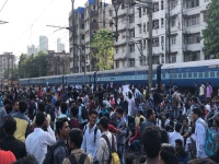 Mumbai Local : मध्य रेल्वेची वाहतूक ठप्प, रेल्वे भरती परीक्षा गोंधळविरोधात अॅप्रेटिंस विद्यार्थ्यांचा रेल रोको