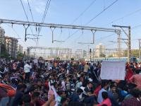 रेल्वे भरती परीक्षा गोंधळाविरोधात रेल्वे अॅप्रेंटिस आक्रमक, पोलिसांचा लाठीचार्ज - Marathi News | Central Railway traffic affected due to student agitation | Latest mumbai Photos at Lokmat.com