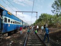 मध्य रेल्वेची वाहतूक विस्कळीत, प्रवाशांचा खोळंबा - Marathi News | Traffic in the Central Railway, Disrupted passengers | Latest mumbai Photos at Lokmat.com