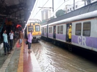 मुंबई : मध्य रेल्वेवरील सायन स्थानकात साचलं पावसाचं पाणी