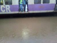 ठाणे ते कल्याण: शेकडो प्रवासी रेल्वेमध्ये अडकले - Marathi News | Thane to Kalyan: Hundreds of passengers were stuck in the train | Latest thane Photos at Lokmat.com
