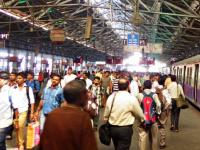 रेल्वेचा ‘मेगा’ गोंधळ ! सूचना नाही की घोषणा; सलग दुसऱ्या दिवशी कसारा मार्गाचा खोळंबा; प्रवाशांचा आक्रोश - Marathi News | Railways' 'mega' chaos! No notification or announcement; Kasara route blocked for second consecutive day; Passengers cry out | Latest kalyan-dombivli News at Lokmat.com