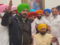 Charanjit Singh Channi: महिला IAS ला 'Me Too' मेसेज, टॉस उडवून पोस्टिंग बरेच काही...; पंजाबच्या मुख्यमंत्र्यांचे वादाशी नाते - Marathi News | Charanjit Singh Channi relation's with controversy; message to women IAS officer me too | Latest national Photos at Lokmat.com