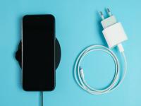 सामान्य चार्जिंग आणि वायरलेस चार्जिंगमध्ये काय फरक आहे? जाणून घ्या... - Marathi News | What is the difference between normal charging and wireless charging? Learn... | Latest tech Photos at Lokmat.com