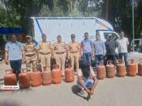 चारकोपमधील २७ सिलिंडरची चोरी करणारा निघाला ६० हून अधिक गुन्ह्यांमधील आरोपी - Marathi News | The man who stole 27 cylinders from Charkop turned out to be an accused in more than 60 crimes. | Latest mumbai News at Lokmat.com