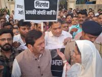 चर्नी रोड येथील केळेवाडी पादचारी पुलाचे काम रखडले; सैफी रुग्णालयाबाहेर नागरिकांचे आंदोलन - Marathi News | Work on Kelewadi pedestrian bridge at Charni Road stalled; Citizens protest outside Saifee Hospital | Latest mumbai News at Lokmat.com