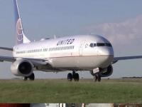 अमेरिकेत कोरोना लसीची चार्टर फ्लाइटमधून डिलिव्हरी सुरू, तयार केले सुटकेस सारखे बॉक्स - Marathi News | united airlines charter flights move shipments pfizer covid 19 vaccines | Latest international Photos at Lokmat.com