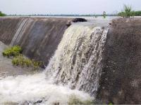 संतापजनक ! चाटगाव तलावाचा सांडवा अज्ञाताने फोडला; हजारो लिटर पाणी गेले वाहून - Marathi News | The drain of Chatgaon lake was broken by unknown; Thousands of liters of water carried away | Latest beed Photos at Lokmat.com