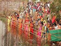 Photos: पुण्यात महिलांकडून विधिपूर्वक "छठ पूजा"; सूर्य देवाला नैवैद्य अर्पण - Marathi News | chhath pooja by women in Pune dedication to the Sun God | Latest pune Photos at Lokmat.com